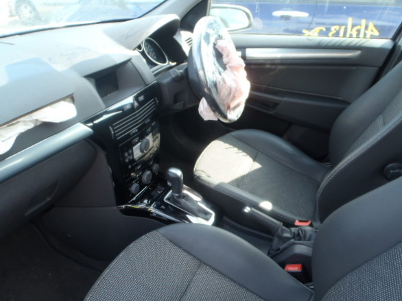 Разборка Opel Astra  2008 года, серебряный (фото 4)